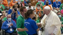 Papst Franziskus mit Mitgliedern des Vereins "Lazare" im Vatikan. / Vatican Media / CNA Deutsch