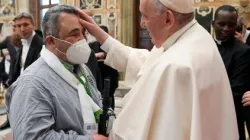 Papst Franziskus segnet einen Pilger im Apostolischen Palast am 19. Februar 2022 / Vatican Media