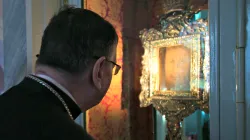 Kardinal Kurt Koch blickt auf den Volto Santo von Manoppello am 18. September 2016.
 / CNA/Daniel Ibanez