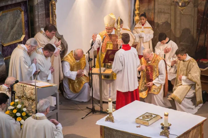 Im Rahmen des Walburgafests erteilt der Eichstätter Bischof Gregor Maria Hanke den päpstlichen Segen.