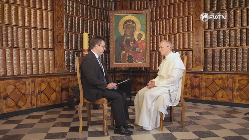 Vor dem Gnadenbild: Pater Marian Waligora im Gespräch mit Robert Rauhut.