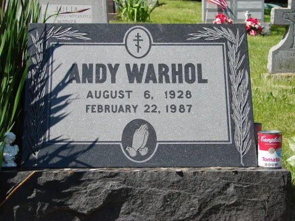 Warhols Grab auf dem byzantisch-katholischen Friedhof Johannes der Täufer. 