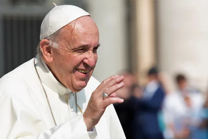 Papst Franziskus winkt Pilgern auf dem Petersplatz am 14. Juni 2017
