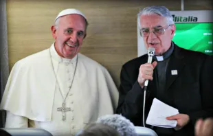 Papst Franziskus auf dem Rückflug mit Pressesprecher Pater Federico Lombardi SJ / CNA/Martha Calderón 