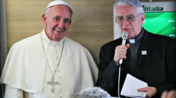 Papst Franziskus auf dem Rückflug mit Pressesprecher Pater Federico Lombardi SJ / CNA/Martha Calderón 