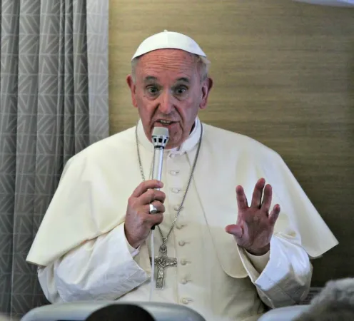 Papst Franziskus beantwortet Fragen von Journalisten auf dem Rückflug aus der Zentralalfrikanischen Republik am 30. November 2015.