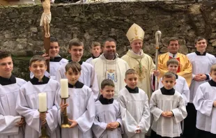 Weihbischof Mykola Petro Luchok mit Gläubigen / Kirche in Not