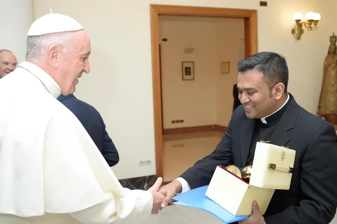 Papst Franziskus mit Pfarrer Regamy Thillainathan, Direktor für Berufungspastoral in Köln.