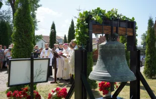 Bischof Gebhard Fürst segnet vor der Kirche in Żegoty (Siegfriedswalde) die Glocke aus St. Albertus Magnus in Oberesslingen, die nun in ihre Heimat zurückgekehrt ist / Bistum Rottenburg-Stuttgart / Arkadius Guzy