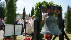 Bischof Gebhard Fürst segnet vor der Kirche in Żegoty (Siegfriedswalde) die Glocke aus St. Albertus Magnus in Oberesslingen, die nun in ihre Heimat zurückgekehrt ist / Bistum Rottenburg-Stuttgart / Arkadius Guzy
