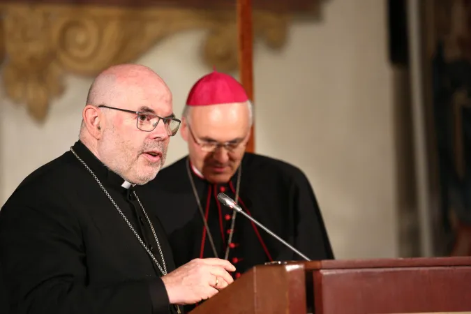 Ökumene im Gespräch: Der lutherische Regionalbischof Hans-Martin Weiss (links) mit Bischof Rudolf Voderholzer