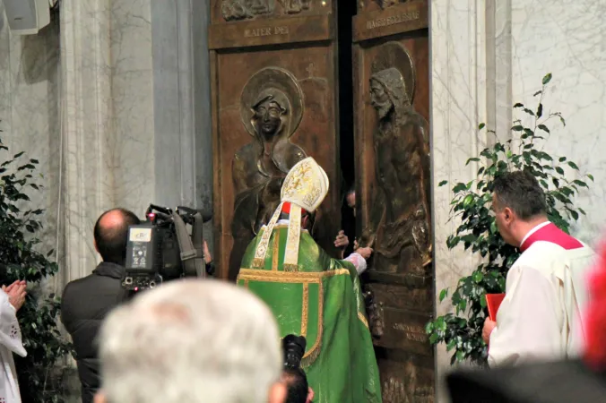 Kardinal Santos Abril y Castellò schließt die Heilige Pforte in der Basilika Groß Sankt Marien, der Santa Maria Maggiore,  am 13. November 2016.
