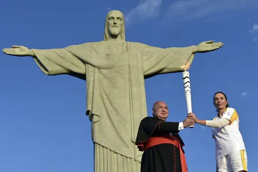 Kardinal Tempesta und Isabel Salgado vor der Statue des Heilands. / ArqRio/Gustavo de Oliveira