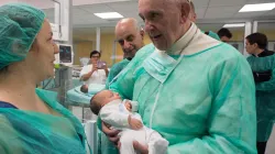 Starkes Plädoyer für den Schutz des Lebens, von der Zeugung bis zum natürlichen Tod: Papst Franziskus mit einem Neugeborenen am 16. September 2016. / L'Osservatore Romano
