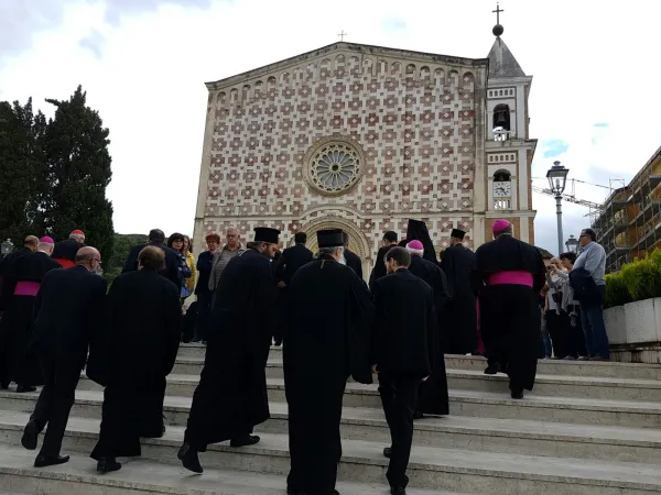 Eine Synode auf dem Weg: Orthodoxe und katholische Geistliche in Manoppello am 18. September 2016.