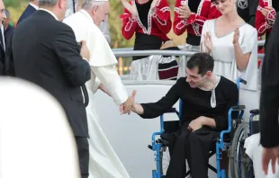 Papst Franziskus begrüßt einen Behinderten am 1. Oktober 2016. / CNA/Alan Holdren