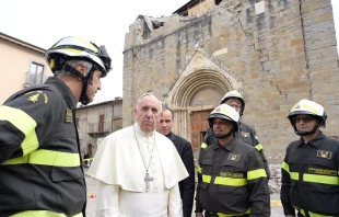 Papst Franziskus vor einer vom Erdbeben betroffenen Kirche in Amatrice am 4. Oktober 2016. / L'Osservatore Romano