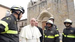 Papst Franziskus vor einer vom Erdbeben betroffenen Kirche in Amatrice am 4. Oktober 2016. / L'Osservatore Romano