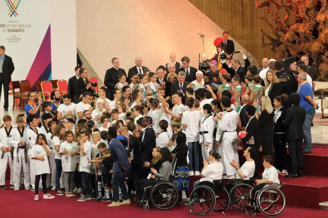 Papst Franziskus mit UN-Generalsekretär Ban Ki Moon, IOK-Präsident Thomas Bach und zahlreichen Sportlern am 5. Oktober 2016 im Vatikan.
