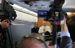 Papst Franziskus beantwortet Journalistenfragen auf dem Rückflug von Schweden an Allerheiligen, 1. November 2016. / National Catholic Register/Edward Pentin