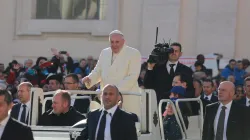 Papst Franziskus begrüßt Gläubige auf dem Petersplatz am 16. November 2016. / CNA/Lucia Ballester