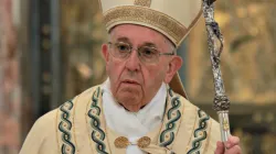 Papst Franziskus vor der soeben geschlossenen Pforte der Barmherzigkeit von St. Peter am 20. November 2016. / CNA/Daniel Ibanez