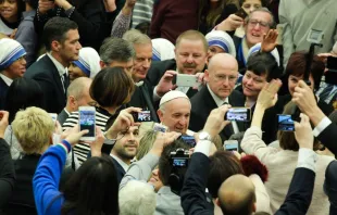 Begeisterter Empfang: Papst Franziskus begrüßt Gläubige zur Generalaudienz am 7. Dezember 2016. / CNA/Lucia Ballester