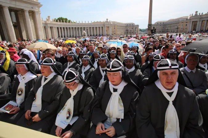 Birgittinnen bei der Heiligsprechung am 5. Juni auf dem Petersplatz. Ihr Orden wurde von der heiligen Birgitta von Schweden gegründet, die 1999 zusammen mit der Kirchenlehrerin Katharina von Siena und der heiligen Edith Stein zur Patronin Europas erhoben wurde.