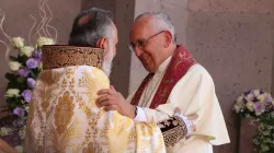 Papst Franziskus begrüßt Katholikos Karekin II. bei der Liturgiefeier am 26. Juni 2016. / CNA/Edward Pentin