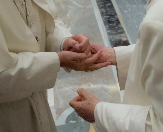 Hand in Hand: Franziskus und Benedikt begrüßten einander herzlich.