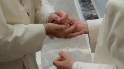 Hand in Hand: Franziskus und Benedikt begrüßten einander herzlich. / L'Osservatore Romano