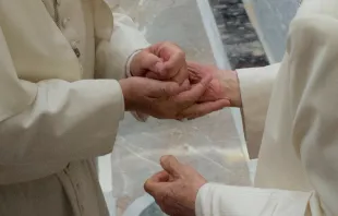 Hand in Hand: Franziskus und Benedikt begrüßten einander herzlich. / L'Osservatore Romano