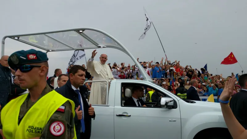 Franziskus grüßt Pilger beim WJT am 28. Juli 2016.