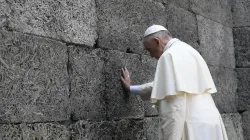 Papst Franziskus betet in Auschwitz am 29. Juli 2016. / L'Osservatore Romano