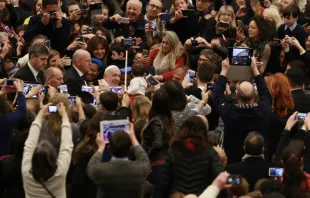 Papst Franziskus begrüßt Gläubige und Besucher bei der Generalaudienz am 18. Januar 2017. / CNA/Daniel Ibanez