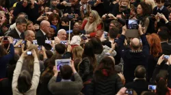 Papst Franziskus begrüßt Gläubige und Besucher bei der Generalaudienz am 18. Januar 2017. / CNA/Daniel Ibanez