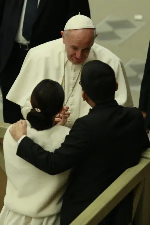 Papst Franziskus im Gespräch mit einem frischverheirateten Ehepaar bei der Generalaudienz am 17. Januar 2017.