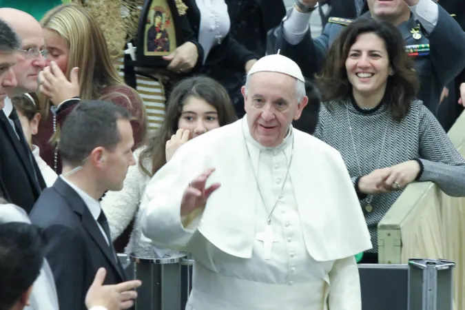 Papst Franziskus begrüßt Besucher bei der Generalaudienz am 1. Februar 2017.