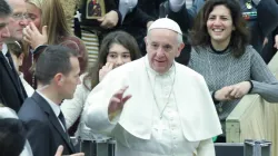 Papst Franziskus begrüßt Besucher bei der Generalaudienz am 1. Februar 2017. / CNA/Lucia Ballester