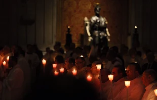 Kerzenschein im Petersdom am Fest Mariä Lichtmess, 2. Februar 2017. / CNA/Daniel Ibanez