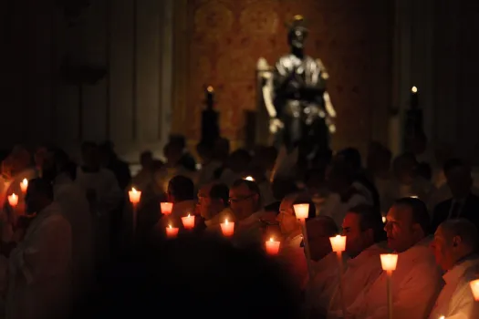 Kerzenschein im Petersdom am Fest Mariä Lichtmess, 2. Februar 2017. / CNA/Daniel Ibanez