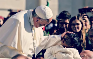 Papst Franziskus segnet ein Kind auf dem Petersplatz bei der Generalaudienz am 29. März 2017. / CNA/Lucia Ballester