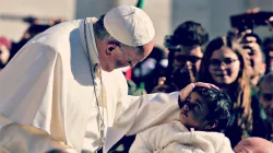 Papst Franziskus segnet ein Kind auf dem Petersplatz bei der Generalaudienz am 29. März 2017. / CNA/Lucia Ballester