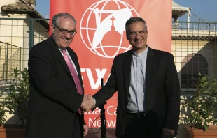 Michael Warsaw (links) mit dem Präfekten des Mediensekretariats, Monsignore Dario Viganò, bei der Eröffnung des neuen EWTN-Bureau in Rom.  / CNA/Daniel Ibanez