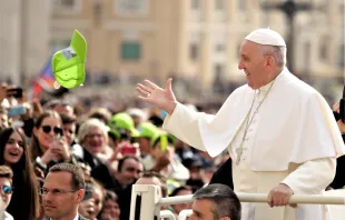 Papst Franziskus interagiert mit Besuchern auf dem Petersplatz vor der Generalaudienz am 26. April 2017 / CNA/Lucia Ballester