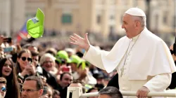 Papst Franziskus interagiert mit Besuchern auf dem Petersplatz vor der Generalaudienz am 26. April 2017 / CNA/Lucia Ballester