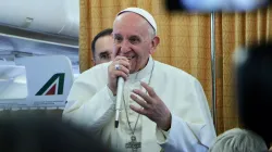 Papst Franziskus spricht mit Journalisten auf dem Rückflug nach Rom am 29. April 2017. / Edward Pentin