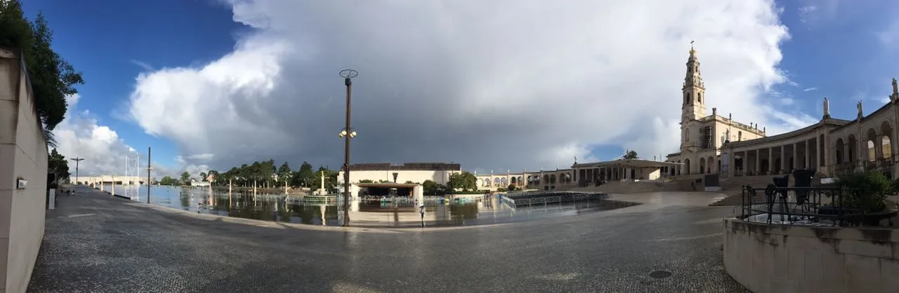 Panorama: Ruhe vor dem (Gebets-)Sturm in Fatima am frühen Morgen des 11. Mai 2017. 