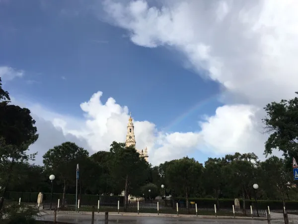 Zwei Tage vor der Heiligsprechung: Regenbogen über dem Heiligtum von Fatima am 11. Mai 2017.