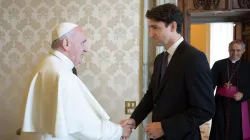 Papst Franziskus begrüßt Premier Trudeau am 29. Mai 2017 im Apostolischen Palast des Vatikans. / L'Osservatore Romano